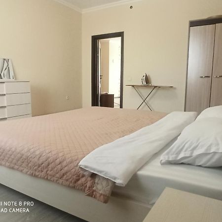 Апартаменты В Центре Левого Берега Astana Buitenkant foto